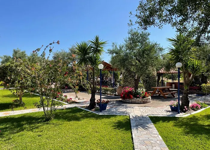 John & Jenny's Small Village * Ájosz Andréasz