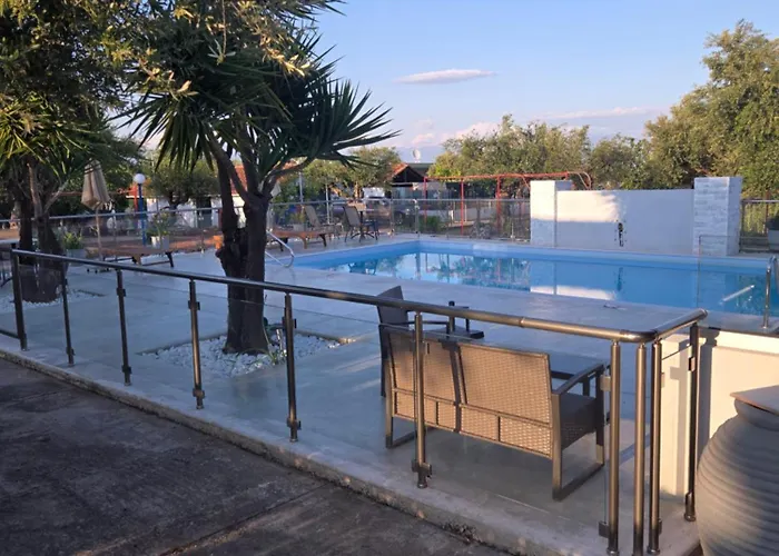 John & Jenny's Small Village Apartman *