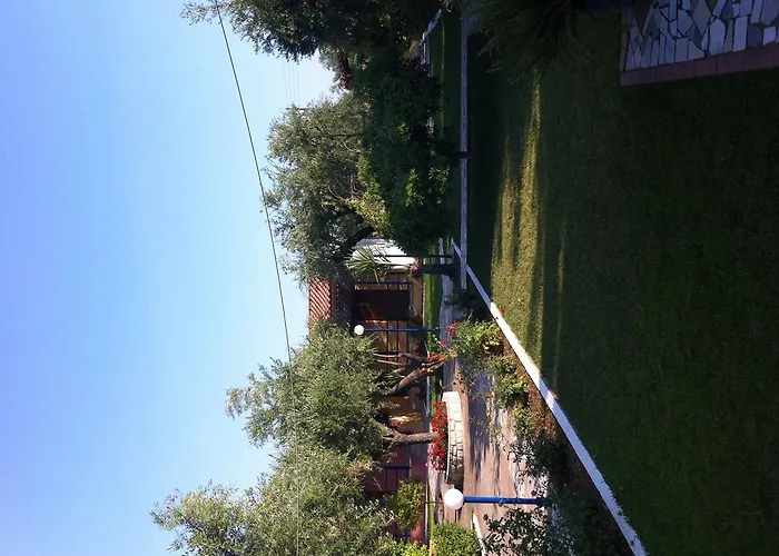 John & Jenny's Small Village Daire